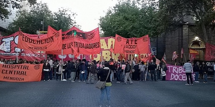 Paro nacional en Mendoza: estatales y partidos de izquierda cortan calles céntricas