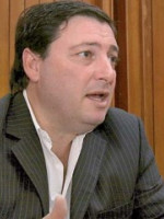 "No queremos que haya negocios posteriores con transferencias de terrenos", dijo Parisi 