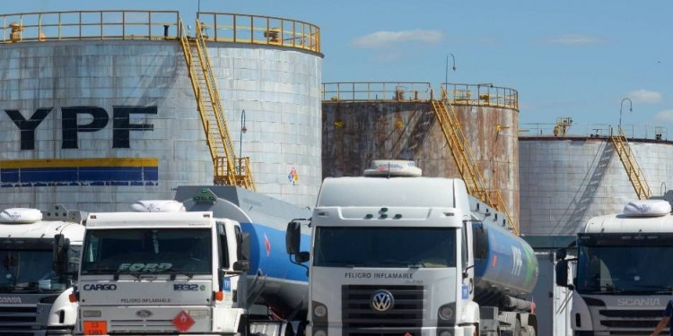 Ex trabajadores de YPF realizan cortes en todo el país