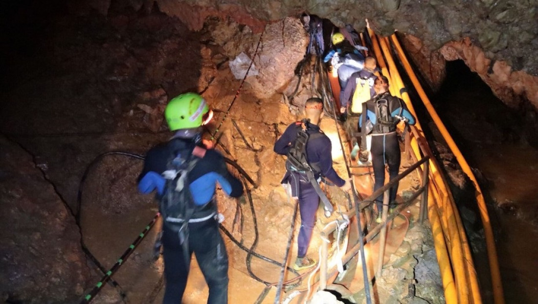 Contra reloj: ya rescataron a 8 niños del grupo atrapado en la cueva de Tailandia