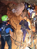 Contra reloj: ya rescataron a 8 niños del grupo atrapado en la cueva de Tailandia