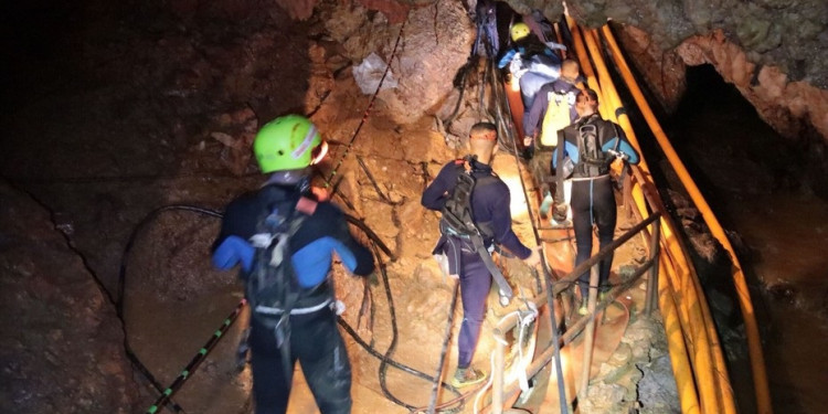 Contra reloj: ya rescataron a 8 niños del grupo atrapado en la cueva de Tailandia