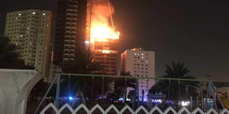 Un incendio consumió varios pisos del famoso Torch Tower de Dubai 