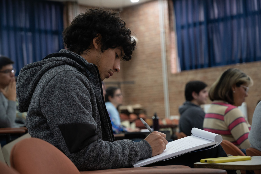 Uno de cada cinco estudiantes termina sus estudios en la secundaria para personas adultas