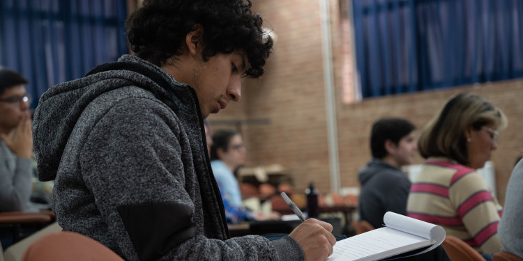 Uno de cada cinco estudiantes termina sus estudios en la secundaria para personas adultas