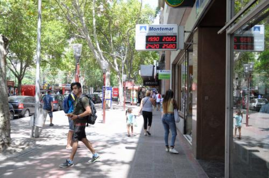 imagen Fotogalería: el aumento del dólar en las casas de cambio de la city mendocina