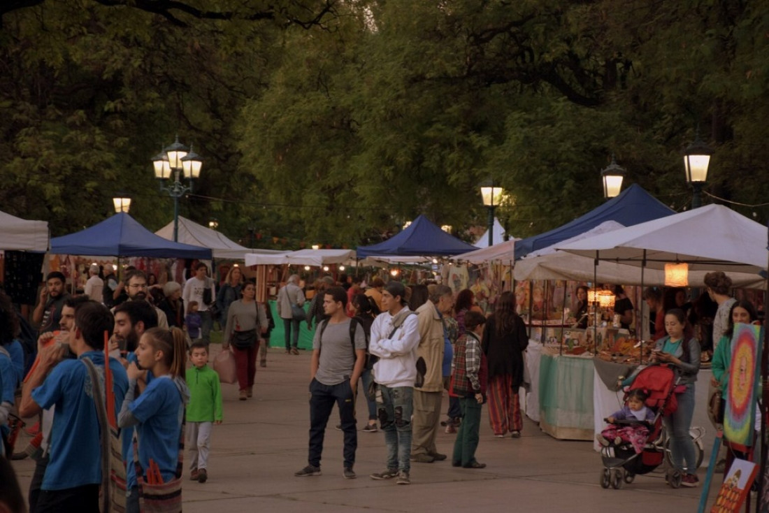 La feria artesanal de Plaza Independencia celebra sus 40 años