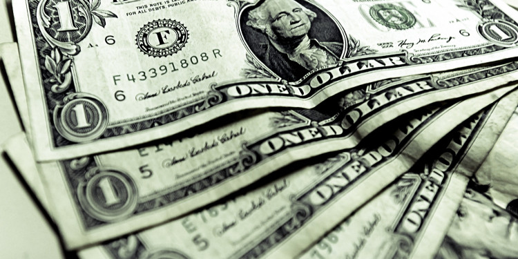 El dólar cerró en $17,39