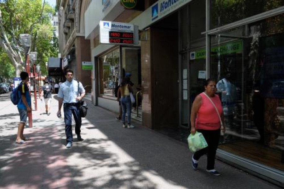 imagen Fotogalería: el aumento del dólar en las casas de cambio de la city mendocina