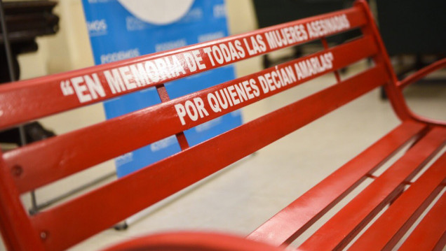 imagen Insólita pelea por el banco rojo para recordar a las víctimas del machismo