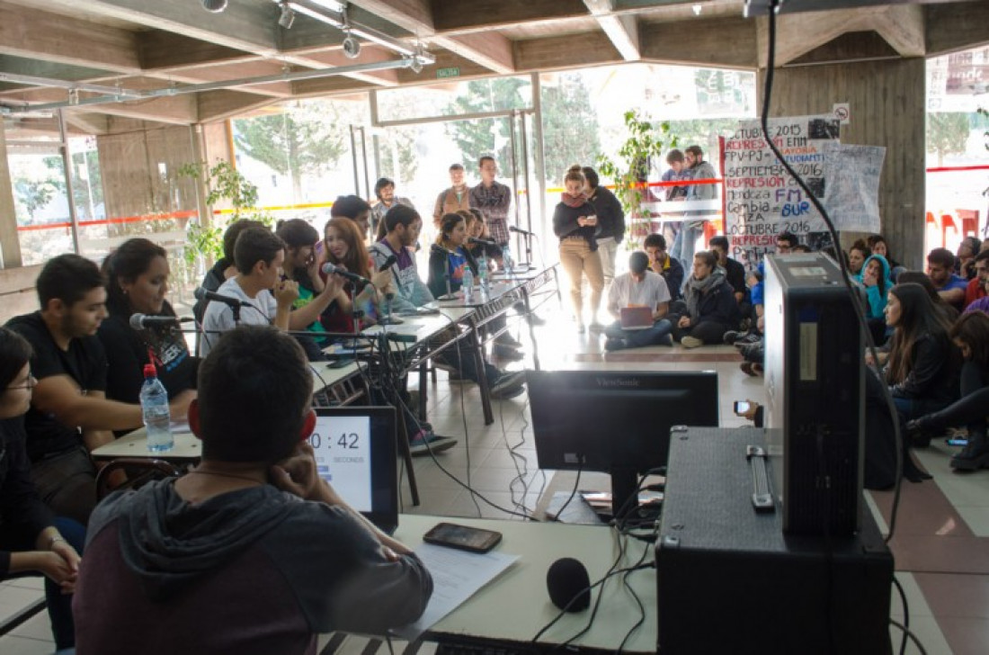 Debate de lxs candidatxs para el Centro de Estudiantes de la FCPyS