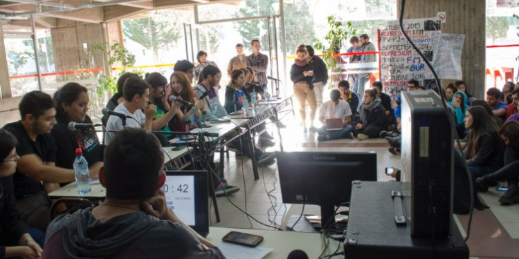 Debate de lxs candidatxs para el Centro de Estudiantes de la FCPyS