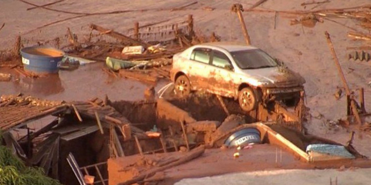 Se derrumbó un depósito de residuos mineros en Brasil