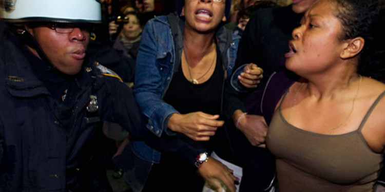 La policía de Nueva York inició el desalojo del movimiento "Ocupa Wall Street"