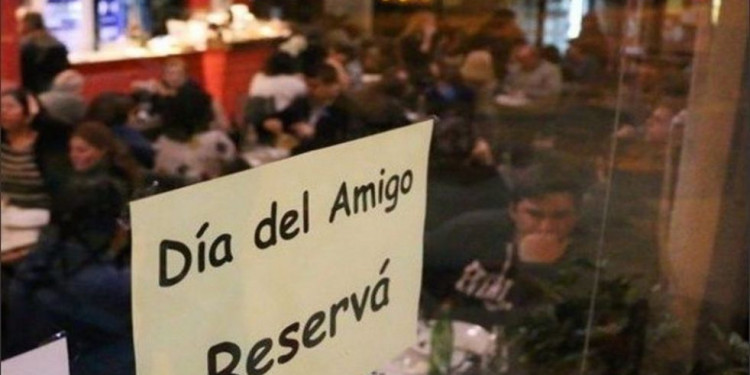 Celebrar la amistad: un invento "argento" inspirado en la llegada del hombre a la Luna y con repercusión mundial