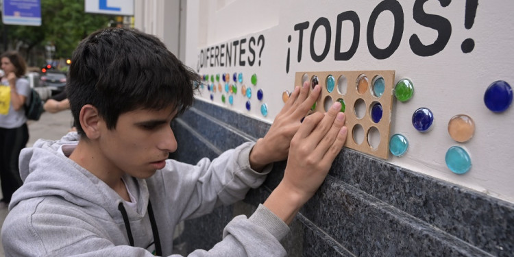 Iniciativas en braille buscan "derribar barreras" en el acceso a experiencias artísticas
