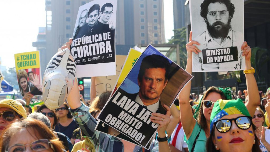 A cinco días de los Juegos Olímpicos, brasileños manifiestan por y contra Rousseff