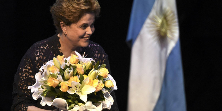Dilma Rousseff: "La política irrelevante lleva a la democracia irrelevante"