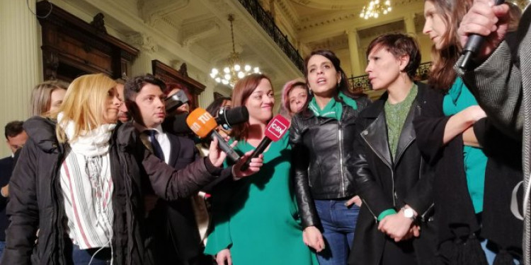 Piden al Gobierno que intervenga para definir el debate por el aborto