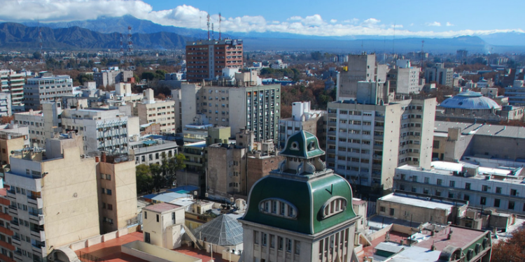 La temperatura sigue bajando y la máxima no superará los 28 °C