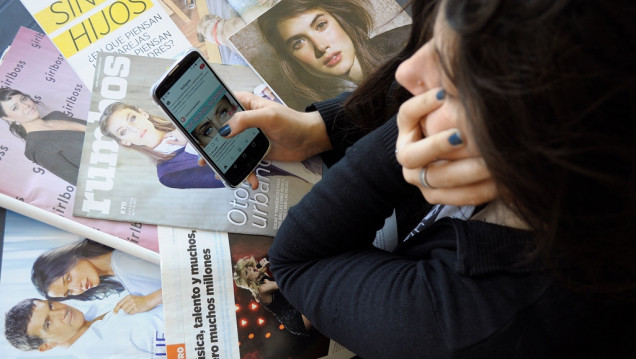 imagen El 90 % de los adolescentes elige leer en pantallas