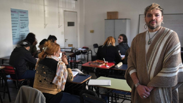 imagen Estudiantes y docentes no binaries advierten sobre la amenaza a sus derechos humanos y lingüísticos