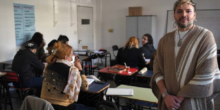 Estudiantes y docentes no binaries advierten sobre la amenaza a sus derechos humanos y lingüísticos