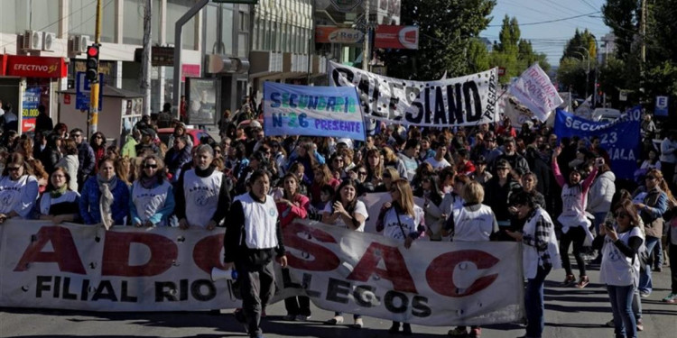 Gobierno y docentes de Santa Cruz, citados en la Casa Rosada