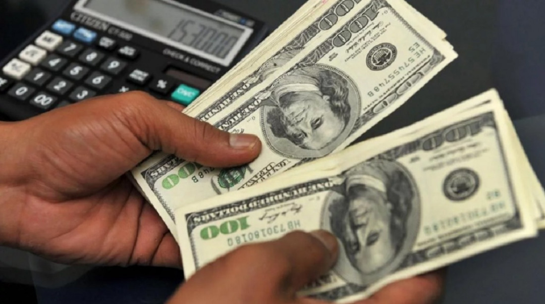 Por las ventas del Banco Central, bajó el dolar 