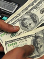 Por las ventas del Banco Central, bajó el dolar 