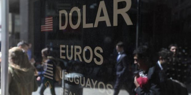 El dólar cotizó debajo de $18, en la última rueda antes de las PASO