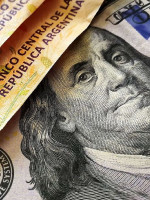 El "blue" alcanzó nuevo récord: ¿cuántos tipos de dólar hay en la Argentina?