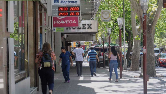 imagen El BCRA vuelve a intervenir fuerte y el dólar baja más de 10 centavos