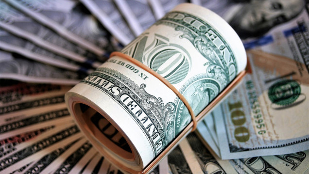 imagen El dólar pega un salto de 37 centavos