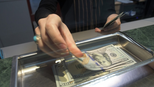 imagen Tras la renuncia de Caputo, sube el dólar y caen los bonos