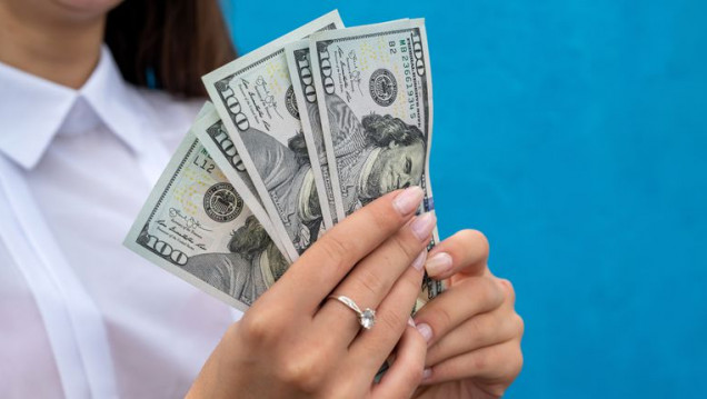 imagen Fuerte alza del dólar "blue" tras los cambios en la cartera de Economía