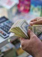 El Gobierno permitirá a turistas extranjeros vender hasta USD 5.000 a tipo de cambio financiero