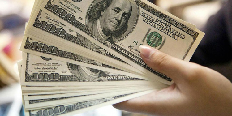El dólar cerró al borde de los $45 y el riesgo país alcanzó un nuevo máximo