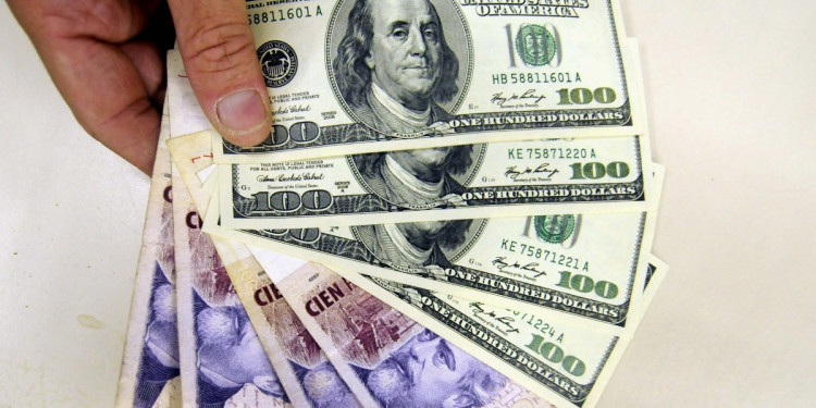 La brecha entre el dólar oficial y el blue supera el 64%