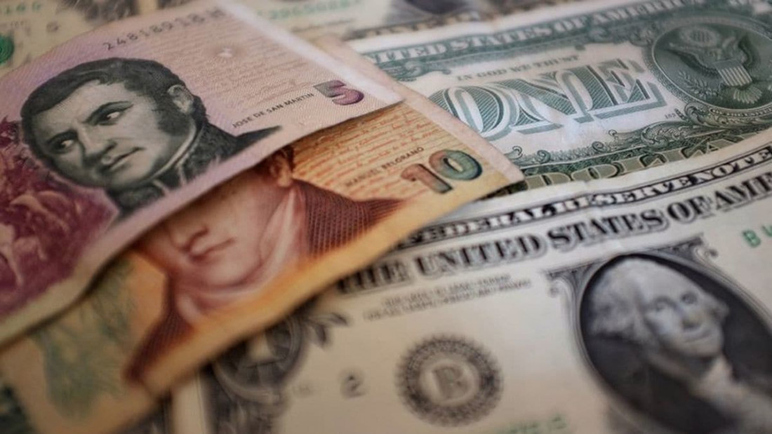 El dólar cerró a $ 17,38 y cortó una racha de nueve ruedas consecutivas en alza