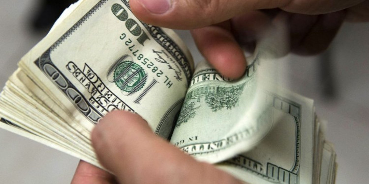 Reaparece demanda y el dólar trepa siete centavos a $ 17,60
