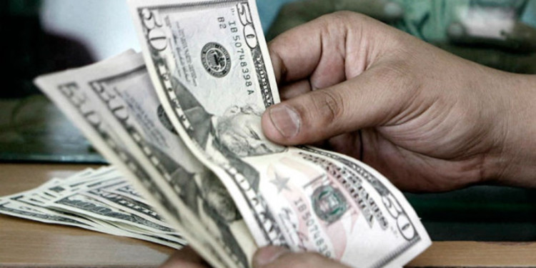 El dólar volvió a operar en alza y alcanzó un nuevo récord histórico