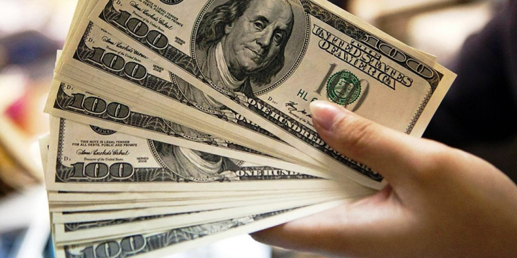 El dólar retrocedió un 6% en la semana y cerró a $38,13