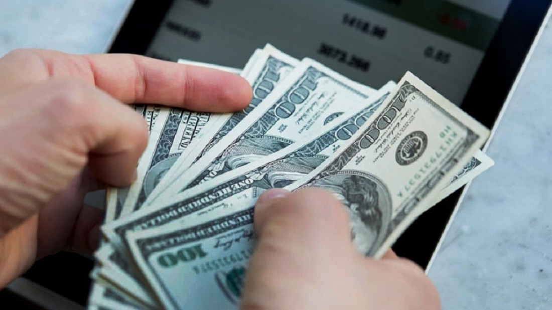 El dólar "blue" superó su propio récord y se ubicó en los $239 