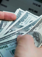 El dólar superó la barrera de los $300 y marcó un nuevo récord histórico