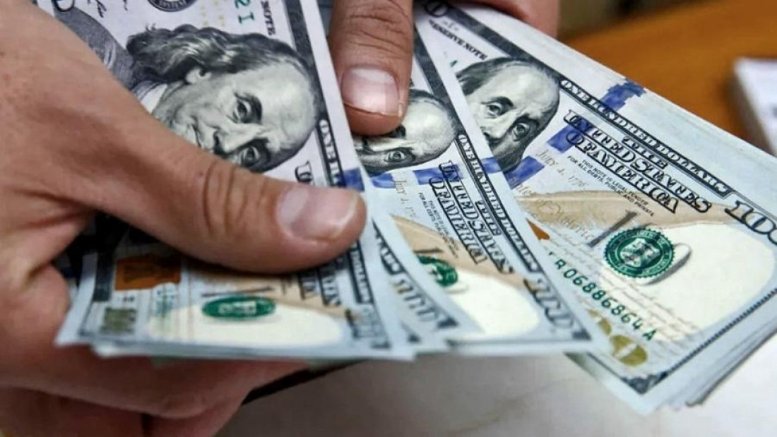 El dólar cerró en baja tras una semana complicada 