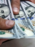 El dólar cerró en baja tras una semana complicada 