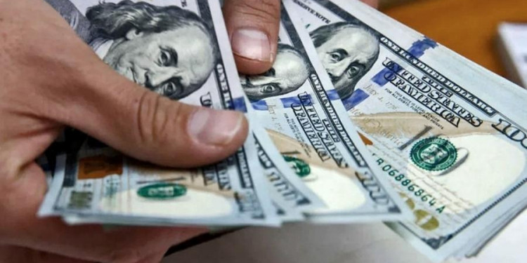 El dólar cerró en baja tras una semana complicada 