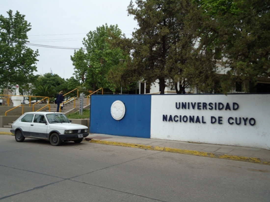 Difunden guía de carreras universitarias en todo el país