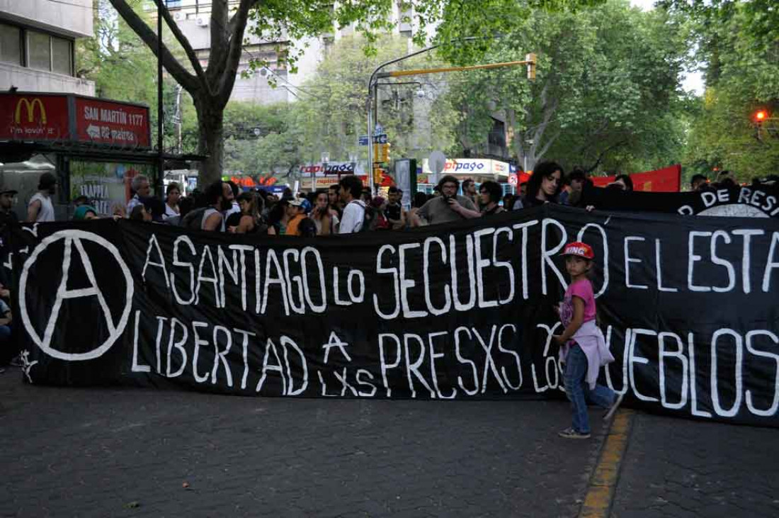 Fotogalería: un centenar de mendocinos marchó por Santiago Maldonado